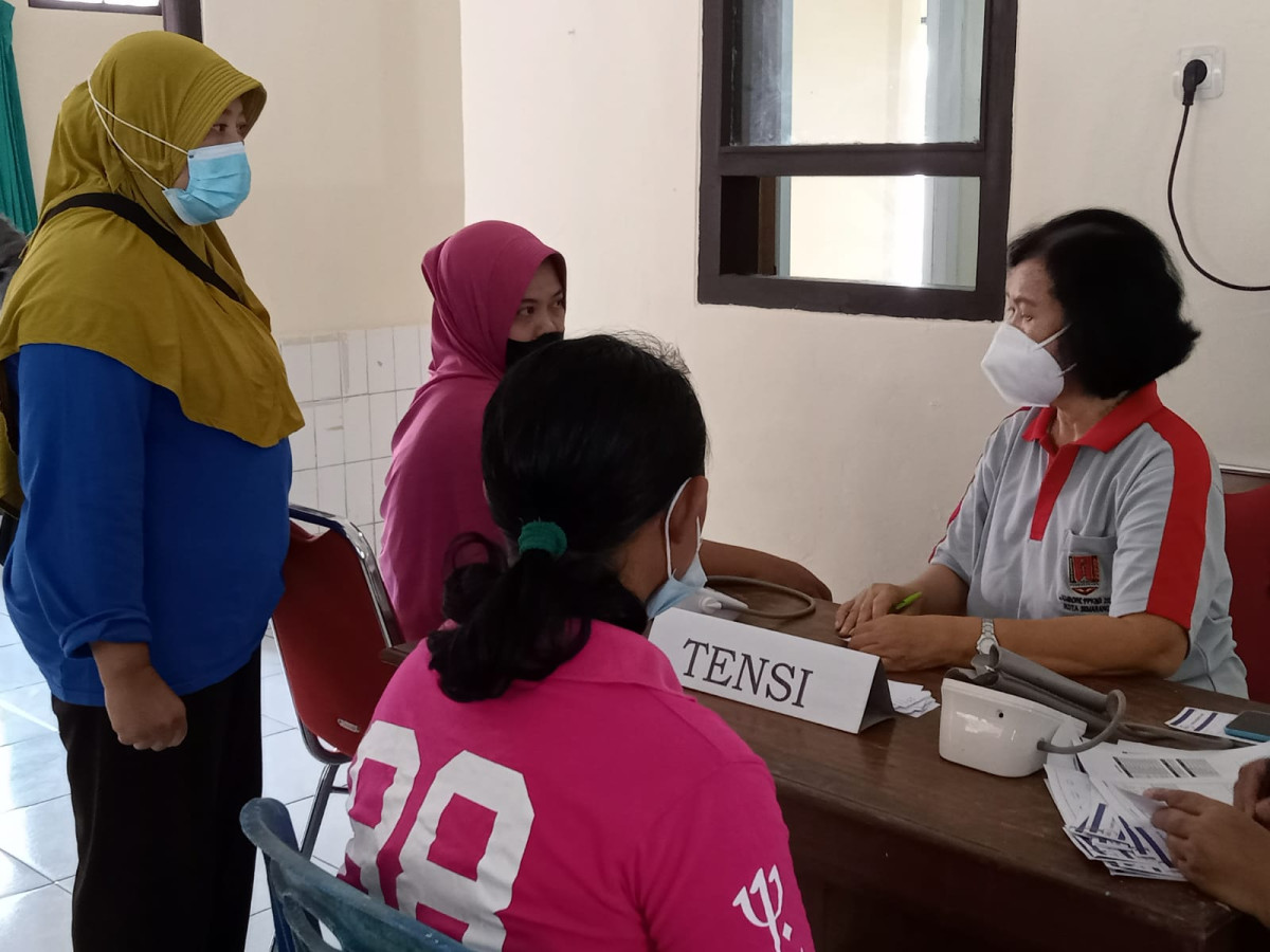 Para calon akseptor KB sedang di cek kesehatan nya, aoakah sudah memenuhi kriteria kesehatan atau tidak